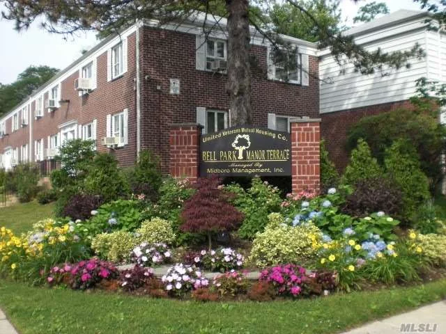 Spacious Corner 2 Bedroom Unit Featuring Stainless Steel Appliances. Drenched in Sunshine, Excellent Location Situated on Quiet Cul De Sac Surrounded by Private Homes, Washer/Dryer Can Be Installed In Unit, Close to Shops and Transportation.