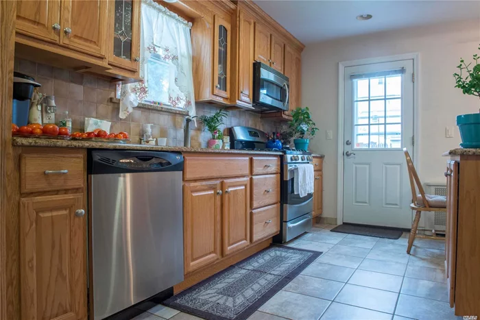 Lovingly maintained Colonial. Kit was masterfully renov & expanded, granite & SS. 3 Br&rsquo;s, 1 1/2 baths, FDR, den, LR, EIK. partially fin bsmt, 2nd fl bath only 5 years old. Renovated garage, alarm system,  parquet floors, 3 new ceiling fans in BR&rsquo;s, walk up attic can be 4th BR, partially finished bsmt w/ fin rm & cedar closet, and sep zoned heat. Close to Nassau border & Cross Is Pkwy.