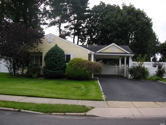 THIS EXPANDED RANCH IN PERFECT MID BLOCK LOCATION ON OVER SIZED LANDSCAPED PROPERTY IN SYOSSET GROVES FEATURES LARGE UPDATED EIK, UPDATED FULL BATH , FPL, CAC.HOME TO BE PROFESSIONALLY CLEANED PRIOR TO OCCUPANCY.PETS UP TO DISCRETION OF LANDLORD