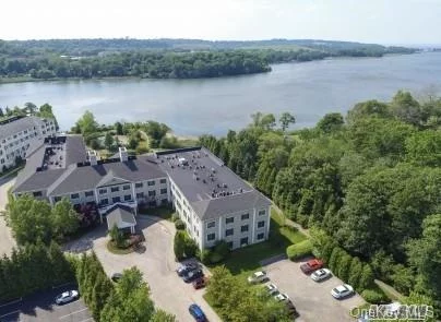 Roslyn. Luxury 55+ 2 Bedroom, @ 2 full Bath Rental on Roslyn Harbor. Indoor Parking, In-Ground Heated Pool, 24-Hour Doorman, Community Room and Fitness Center. Washer and Dryer are in the Unit. Virtual Tour : https://www.tourfactory.com/2073586