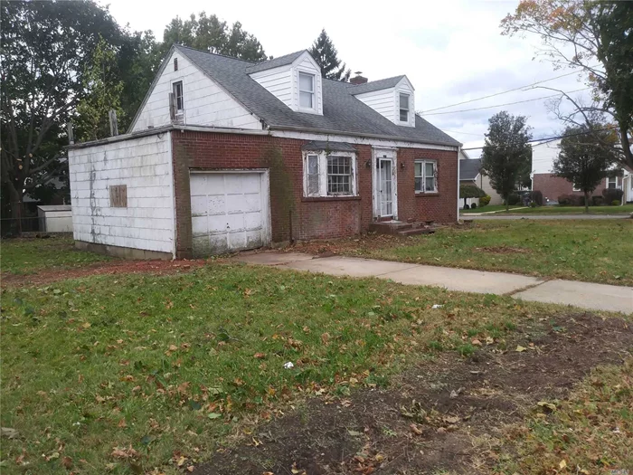 100% Brick wide line Cape, 5 Bedrooms, 1 Bath, Full Basement, High ceiling. Lot size 100 X 100!!!