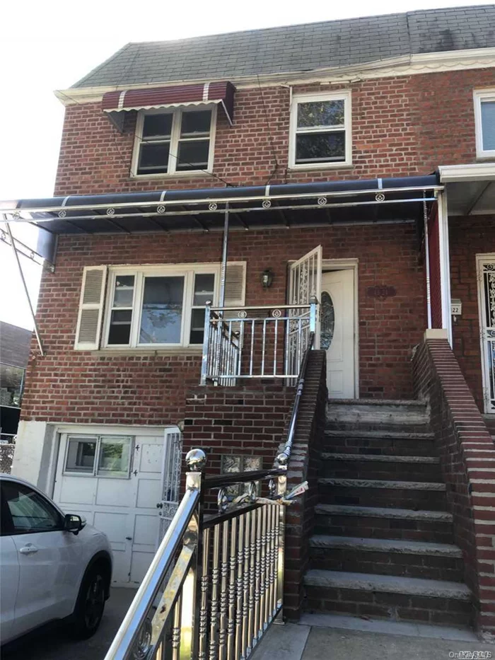 Freshly Painted, In Prime Bayside Location! 2nd Fl and 3rd Fl --2FL: living Room/ kitchen/ dining room/ Half Bath 3rd Fl: 3 Bedroom and Full bath. Near H-Mart, Restaurants Parks Afterschool Library AMC. Close to P.S.162, I.S.158 & Francis Lewis High School. Bus Q12, Q13. Easy access I-295 I-495.