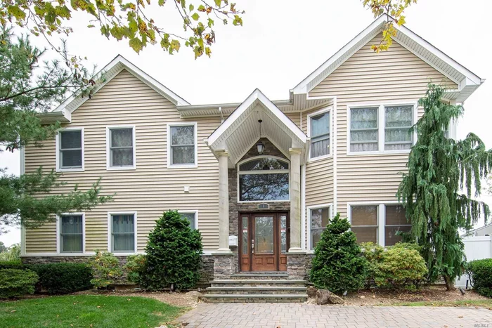 This magnificent colonial house in prime location - South Grove. Over 2838SF, 5 bedrooms & 4 baths. Finished basement, Just move right in, Syosset school district. Too many amenities to list, must come and see.