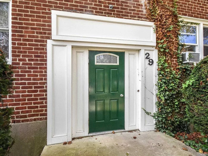 Sunlit 2 bedroom unit with hardwood floors, granite kitchen, and heat is included. Laundry room on premise. Close to beach, and park. Pictures are not actual unit-