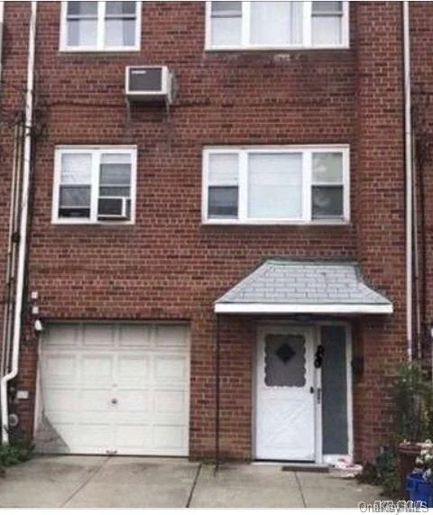 Very Spacious One Bedroom Walk In Apt In Prime Bayside Area. Close To LIRR, Public And Express Transportation To Manhattan And Long Island. Surrounded By Shops, Schools, Restaurants/Cafes, Banks, Etc. Location Location Location. Gas Heat And Water Included In Rent.