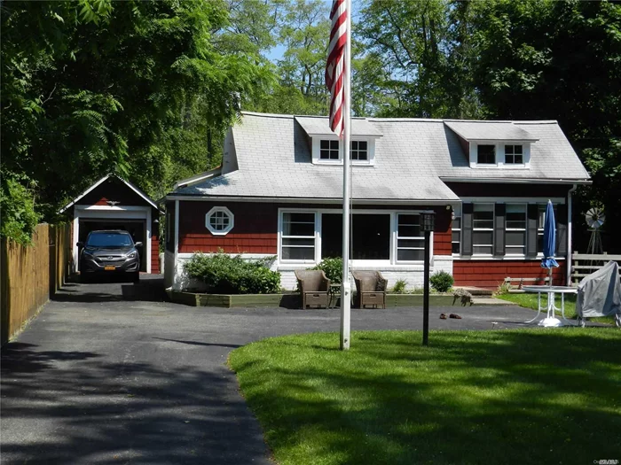 vintage cottage! Half Acre private setting.