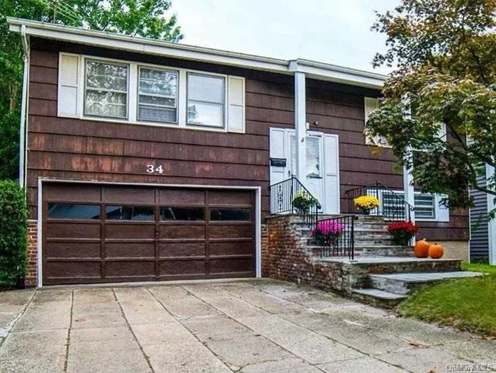 Fantastic opportunity in the heart of Soundview to transform this 4 Bedroom, 3 Bath Hi Ranch into your dream home. Take advantage of all the amenities this waterfront community has to offer. Conv to shopping, restaurants, community parks, beaches, tennis and marinas. Great schools and a convenient LIRR commute to NYC.