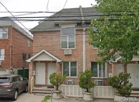 New building close to town, Walk to LIRR. High ceiling Duplex with spacious living quarters and modern kitchen.