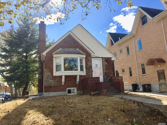 Excellent location, convenient to all. Whole house for rent. 3 bedroom, 2 full bath, living room, dining room, kitchen + sun room. 2 car parking spaces, newly update house, Near by Kissena park,  Horace Harding Exp, Shops, Hospital and 7 train.