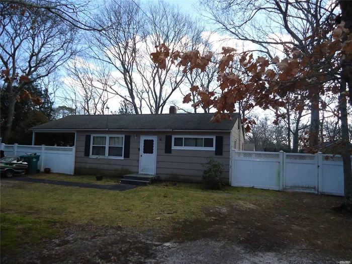 hamptons cottage short ride to ocean beaches and schools lovely fenced in back yard many updates carport hardwood floors newer windows