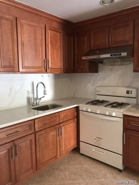 very quiet street, rearly find updated 3 bedroom and 2 bath with all utility included (samll washer inside). apartment located on first floor with tree line blocks. one blocks for Q27 , 30 MINS directly to downtown flushing, 10 MINS to bayside LIRR. ZONED to brand new school PS 376Q MS158 all in 10 minutes walking distance. street parking , plenty of spots. pecfect home for a family.