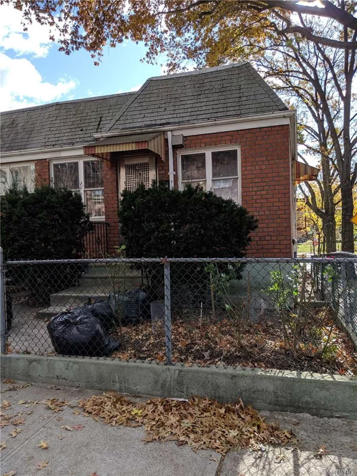 House At Center Of Flushing, Convenient To All.