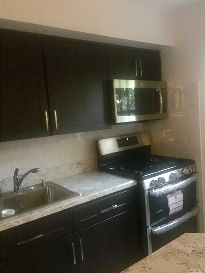 Lovely 1Br Apt On 1st FL, Totally Renovated, Convenient To Northern Blvd/Bus/LIRR/Restaurants/Shopping, Convenient To All.