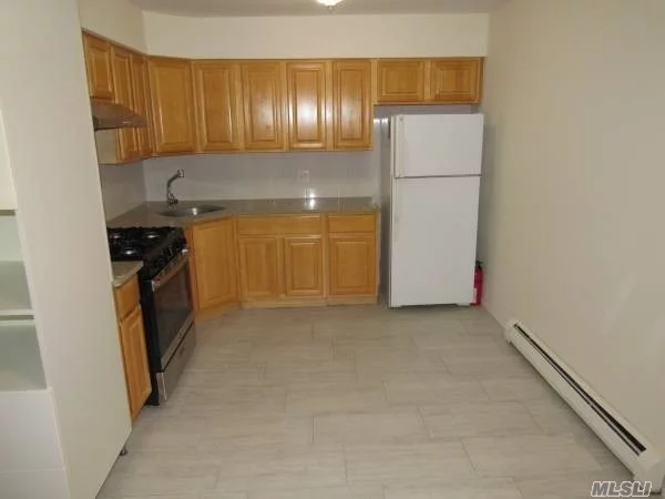 Lovely full 2 bedroom 1 bath unit in a private townhouse. Great location, steps to express train and shopping.