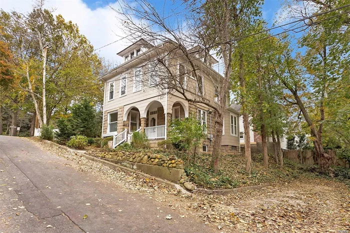 Charming 4 Bedroom Colonial w/Wood Burning Fireplace Minutes From Sea Cliff Beach, Memorial Park, Shops, Restaurants, Libraries & Sea Cliff Board Walk. Winter Water View.