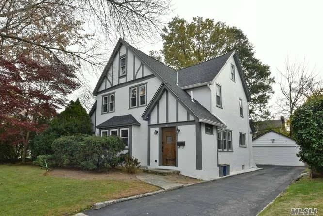 Rarely Available - Mint Colonial located in prime Great Neck Estates in close proximity to LIRR, N20, N21 Bus to Flushing & N25, N26 Bus to North Shore LIJ Hospitals. Renovated in 2017, featuring hi end state of the art systems, including roof with a transferable warranty, kitchen, bathrooms, wooden floors, air conditioning, LED Lighting. Designated for Saddle Rock Elementary & South Middle & High School. Private Police, Summer Camp, Pool Club, Marina, Tennis, Sanitation.