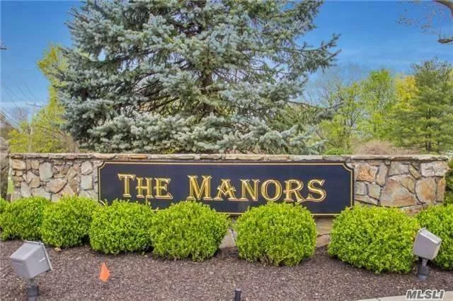 3Br, 2.5 Ba Condo in the Manors at Jericho with Full Finished Basement. Sliding door to beautifully landscaped backyard. Designer Chef&rsquo;s Kitchen. All updated. Community has tennis courts, pool and playground. Water is included. Jericho Schools.