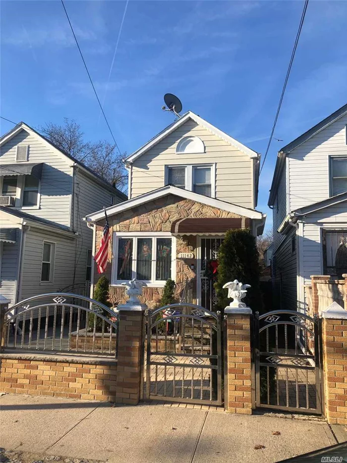 Beautiful One Dwelling Home With 2 Bedroom, 2.5 Bathroom. Hardwood Floors Throughout. Updated Kitchen With Granite Counter Top And Stainless Steel Appliances. Full Finished Basement With Washer And Dryer. New Water Heater. Close To JFK, Public Transportation, Shopping, And Restaurants.