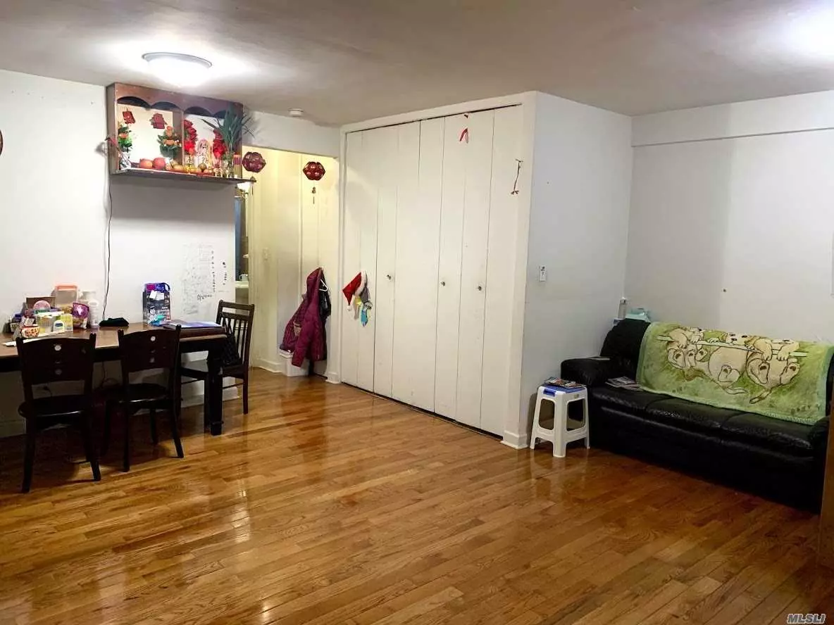 Very Large And Sunny One Bedroom With One Full Bath.Approx 840 Sqft Of Living Spaces With Lots Of Closets. Spacious Living Room. Hardwood Floor, Parking Is Also Available. Maintenance Including Gas And Heat, Hot Water. Close To Subway 7 Train, Bus, Main St, Post Office, Library And Supermarkets. Must See!!!