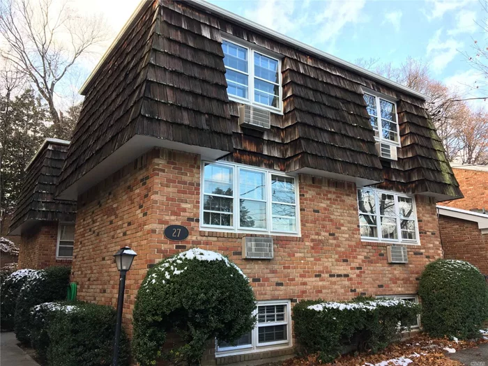 Spacious 2 Bedroom, 2.5 Bathroom Duplex on Quiet Lane in Manorhaven. *For New Tenants - 13 Month Lease with 1st Month&rsquo;s Rent Free or 26 Month Lease with 1st and Last Month&rsquo;s Rent Free.