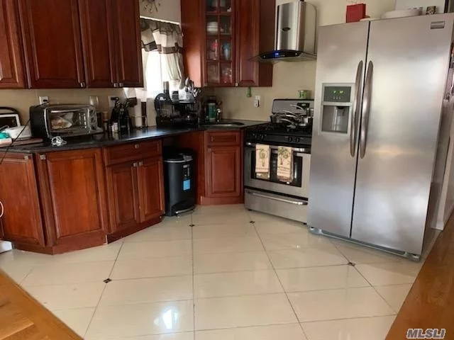 3 Beautiful bedroom apartment with a full bath and spacious closets located minutes away from Hollis station/buses/Q110/Q2/Q3/mayor shopping stores and super markets it wont last long!!!!
