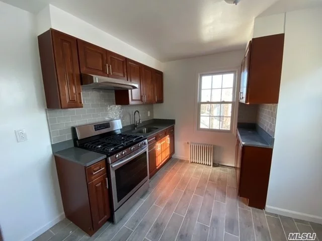 Beautiful renovated apartment. with new stainless steel appliances, wooden floor, new kitchen counter top. Convenient to stores, shops, gas station, deli, restaurants, park, shopping center, train stations, highway