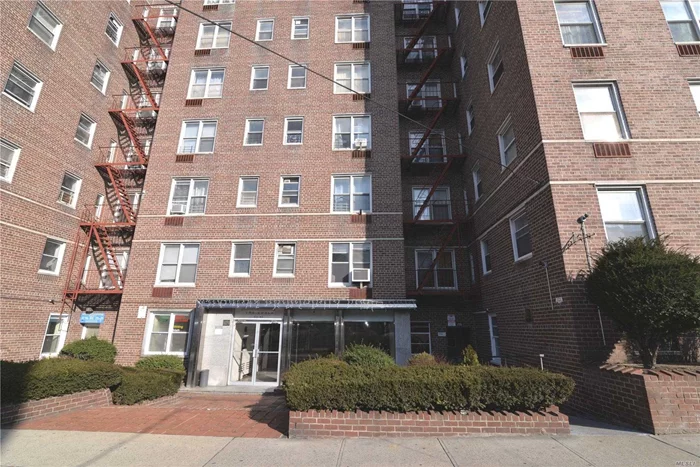 JR4 Style 2 Bedroom Unit @900 Sqfts, Hardwood Floor Thoughout, Both Kitchen And Bathroom Has A Window, 28 Prime School District, PS139, JHS190, Forest Hills HS, 1/2 Block From M&R 63 Drive Stop. Pet Are Allowed, Sublease After 1 Yrs. Garage Parking Available Upon Request