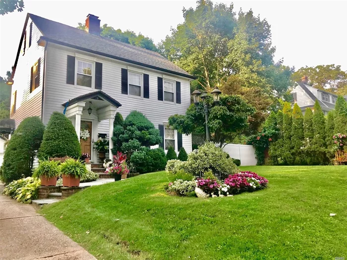 Location! Elegant Renovated Colonial. Mid-Block Location. Living Rm, Dining Rm, New Gourmet Kitchen w/quartz countertop and top of the line stainless steel appliances. 4 Bedrooms, 2 Renovated Full Baths. , Finished Walk-out Basement with Sitting Room, Laundry and lots of Storage. Beautiful Quiet Backyard. Short Distance To Park, Lirr, Shopping And Public Transportation. You can use Parkwood facilities with pools and Tennis courts with a fee.