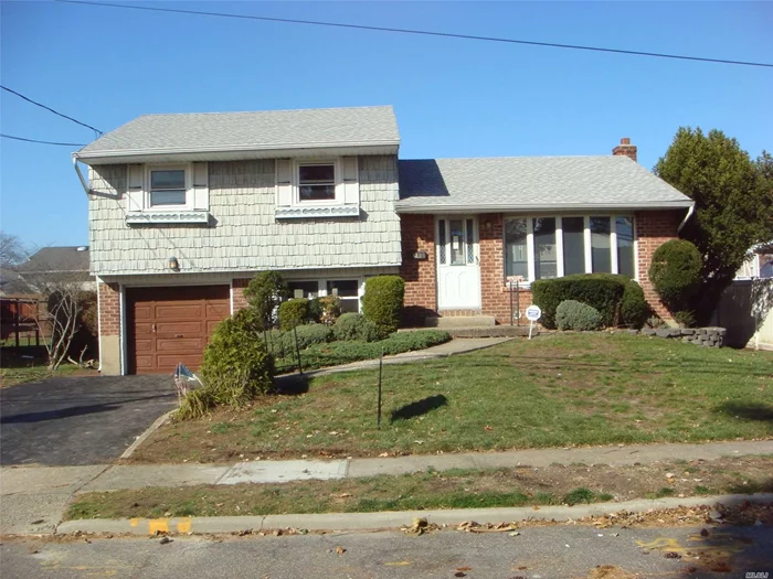 Jericho schools Jackson Elem. Sch. Perfect mid block location. Private rear yard with patio. New windows and roof. Renovated eat in kitchen. White Birch section of Jericho spilt level. Natural gas. . Perfectly finished Hard wood floors. Freshly painted. New 220 electrical service.