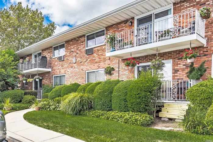 2nd Floor, 2 Bdrms, 2 Bths Corner Unit w/Terrace Overlooking Manhasset Bay & Marina.Updated Kitchen, Bathrooms. Wood Floors Throughout. Large LR/DR Area, Gas BBQ On Terrace, Extra Large Closets, Storage & Laundry In Basement.