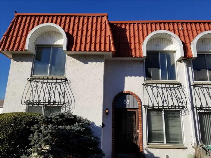 Alhambra Condominium. Updated 3 Br Duplex W/ Private Patio, Large Living Room, Dining Room, Updated Kitchen And Bath, new appliances, W/D In The Unit, Cac. Condo Amenities - Pool, Gym, Party Room And Sauna. Storage Room. Close To Shopping & Beaches. 1 parking spot