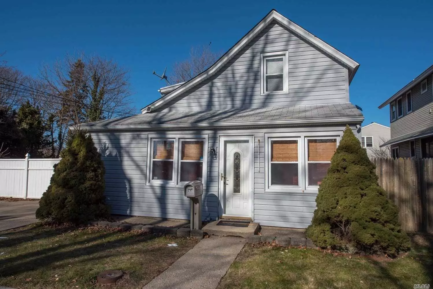 Location Location Location! Charming 1867 Village Colonial Close Firemen&rsquo;s Memorial Park, and Lindenhurst Train Station. Offering 6 Bedrooms, 2 Full Baths, Kitchen with Island, Living Room w/Vaulted Ceilings & Hardwood Floors, 1.5 Detached Garage & Partial Basement.