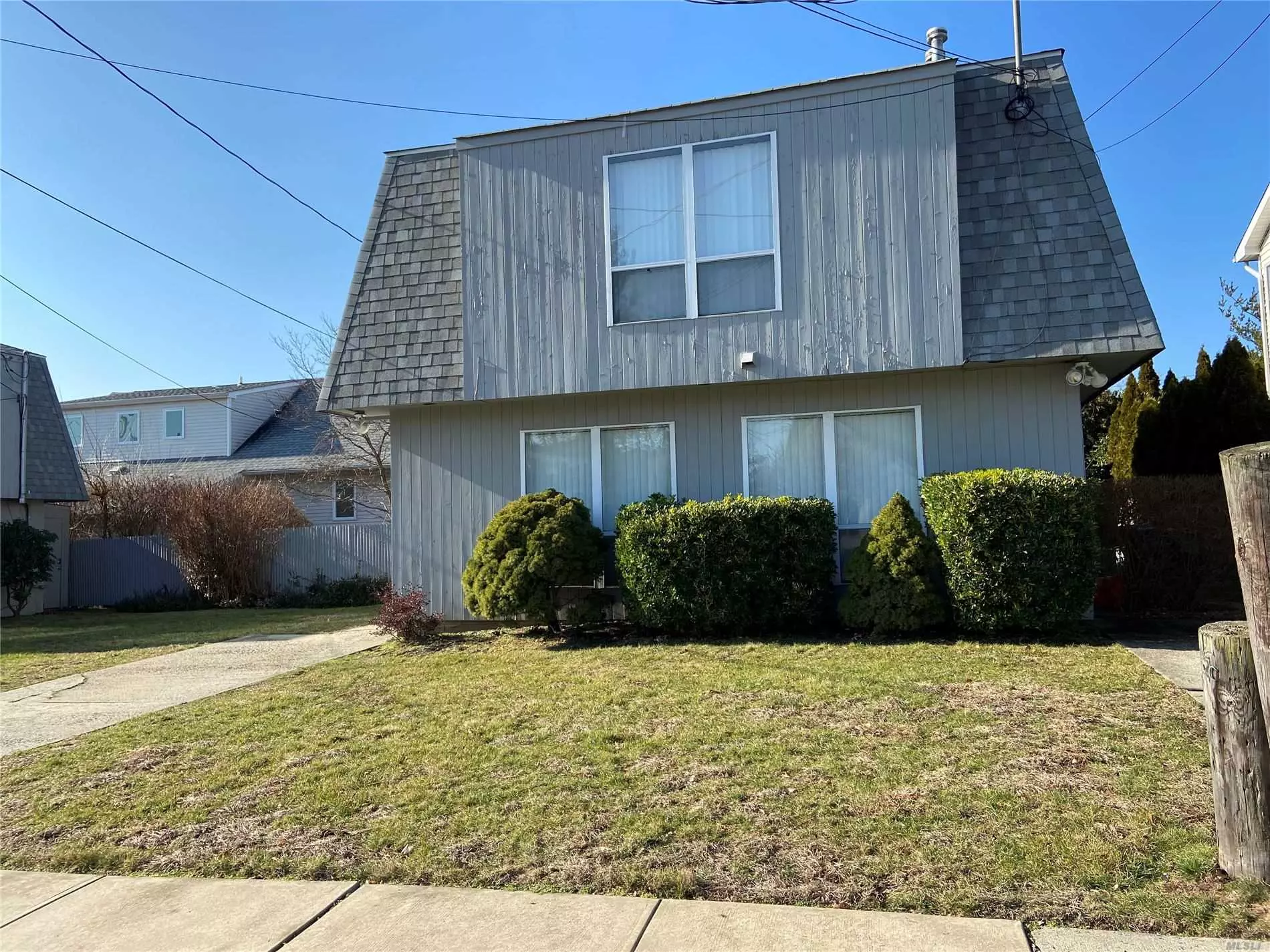 Great Investment, Multi Family Duplex, Each Unit has 1 Loft Style Bedroom, 1.5 Baths, LR/DR Combo & EIK, CAC, Driveway. Offstreet parking, Rent roll $45, 600 per year ($1900 each unit) Each unit has there own Washer & Dryer,