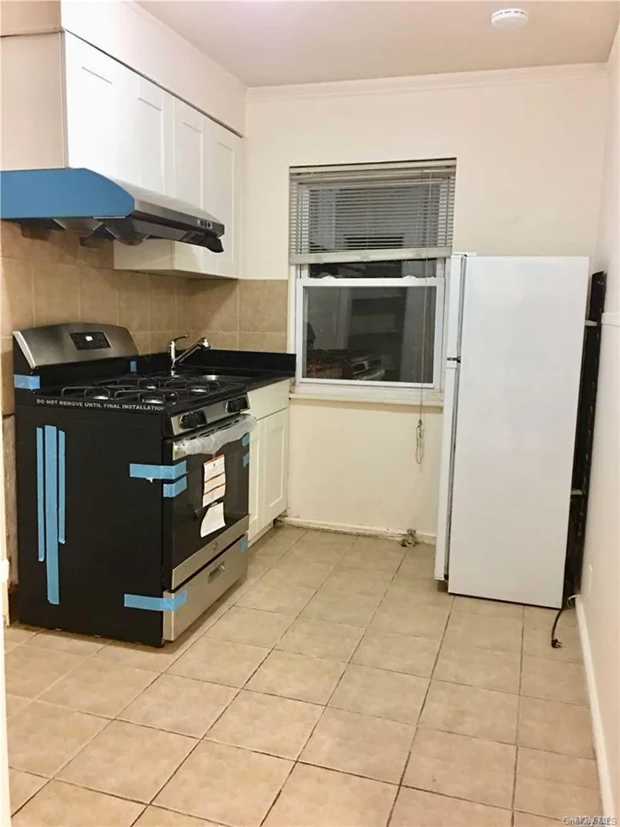 Newly Renovated Sunny 2 Bedrooms Apartment In The Heart Of Bayside. Brand Kitchen. Hardwood Floor, Heating And Cooking Gas Are Included. Excellent School District #26(Ps376, Jhs74 And Francis Lewis High School). Close To All The Shopping And Public Transportation. Buses Q27, Q30, Q31. Must See.