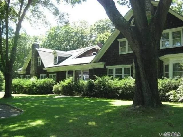 Old Westbury. Charming Large 3 Bedroom, 1.5 Bath Estate Cottage. Enclosed Heated Porch. Huge Walk-in Closets, Outside Area Fenced with 2 Parking Spots.