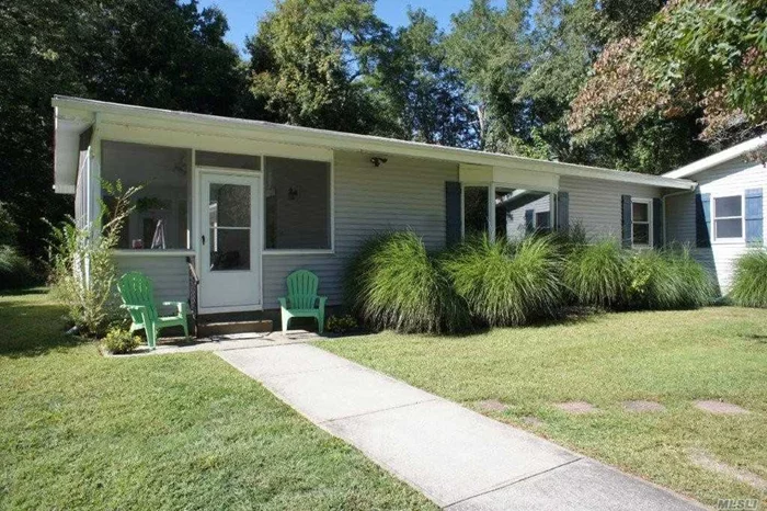 Charming cottage in Gardiner&rsquo;s Bay Estates with private sandy Bay beach. Summer starts here!