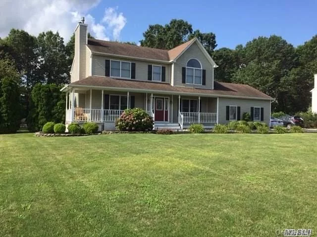 Beautiful 4 Bdrm Victorian W/Open Floor Plan. Hardwood Floors, SS Appliances, Custom Woodwork, Crown Moulding, Entertainers Backyard W/20 x 40 IGP, Hot Tub, Outdoor Shower, 30 x 25 Basketball Court, Backs To The 18th Green Of Great Rock Golf Course - Come See For Yourself!