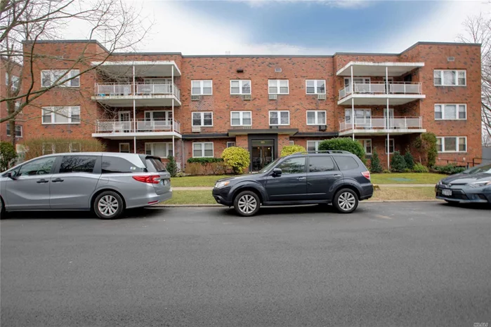 Great Neck. Sponsor Unit, No Board Approval, 1 Bedroom/1 Full Bath Apartment In Elevator Building In Great Neck! Hardwood Floors Through-out. Laundry In Building. 2 Blocks South of LIRR, Faces South of Building. In Very Close Proximity To Restaurants, Shops, Parks and Much More