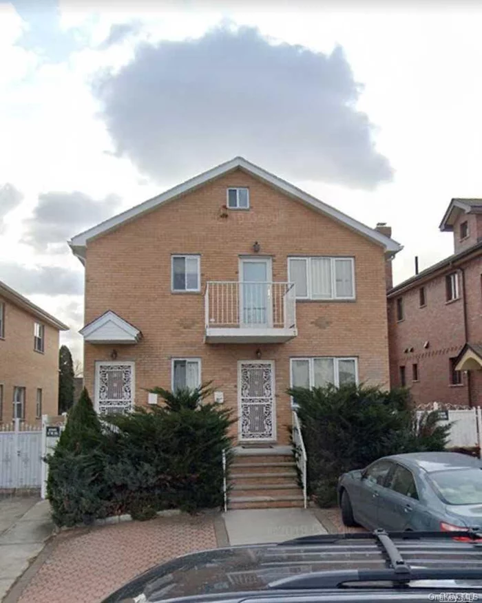 Huge 3 bedroom apartment for rent. Features Hardwood flooring throughout, Formal living room, eat-in-kitchen, 1full Bathroom & 1 full bathroom in the master bedroom. Located on the 2nd floor of a 2 family house. Close to supermarket and all.