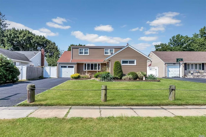 Lovely Expanded Ranch In The Heart Of Bellmore. Hardwood Floors Throughout, Updated Eik, Separate Dining Room. Beautiful Italian Marble Baths, Vaulted Ceilings With Skylights & Full Finished Basement! Large Rooms Throughout. Possible Mother/Daughter. A Must See!