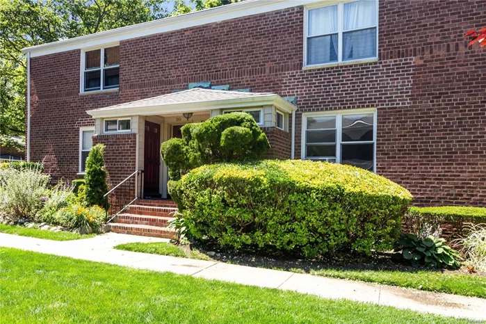 Beautifully situated end unit with 3 exposures, private entrance on quiet cul-de-sac. This impeccable one bedroom coop in coveted Bayview section in this desirable hamlet of Roslyn Heights is freshly painted with newly installed carpeting. Bright and airy with many windows w views - manicured lawns, bushes and flowers. Tall oak trees - your private space behind this Quiet home. Heat, water and taxes are included in maintenance- no extra costs. Close to train, expressway, northern Blvd, shopping and schools. Speak to your attorney about tax savings with star program. ay