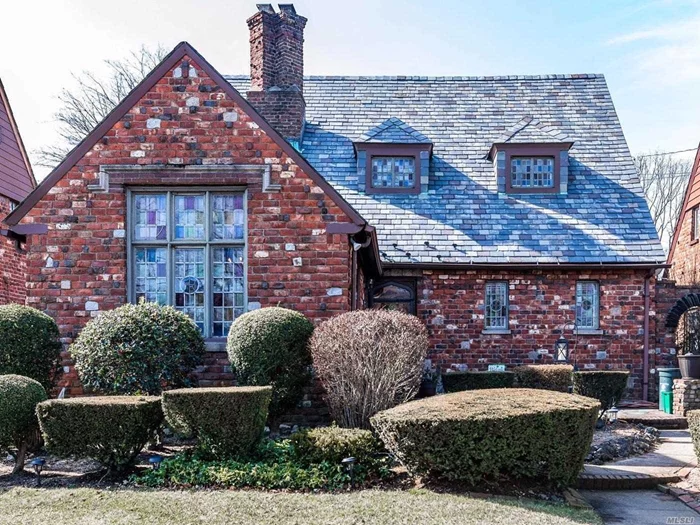 Old Lindenmere Classic English Tudor--An Era Gone By! Cherry Eik/Walk-in Pantry, Utility Area, Enclosed Sunroom/Updated Windows, Brand New Boiler, 2017 Oil Tank, Living Rm w/Vault.Ceiling/Gas Fireplace, Wide Plank Gleaming Hardwood Floors, Crown Moldings & Slate Roof! Btsnf New Dishwasher Installed 8/14/2020!  Convenient to All!