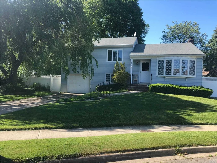 Beautiful home on a quiet cul-de-sac. Bathrooms and hardwood floors refinished within last 4 years. Home is move-in ready. There are 2 ways to see this home: arrange a VIRTUAL TOUR (FaceTime conference call by the seller, or in-person showing (ask the listing agent how this can be arranged).