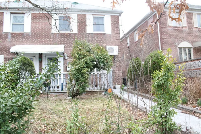 This house is in the prime location of Fresh Meadows. If features 3 br, and 1.5 bath, it boasts a one car garage. Close to LIE, and the grand central, also close to parks shops and schools. Needs a little TLC.