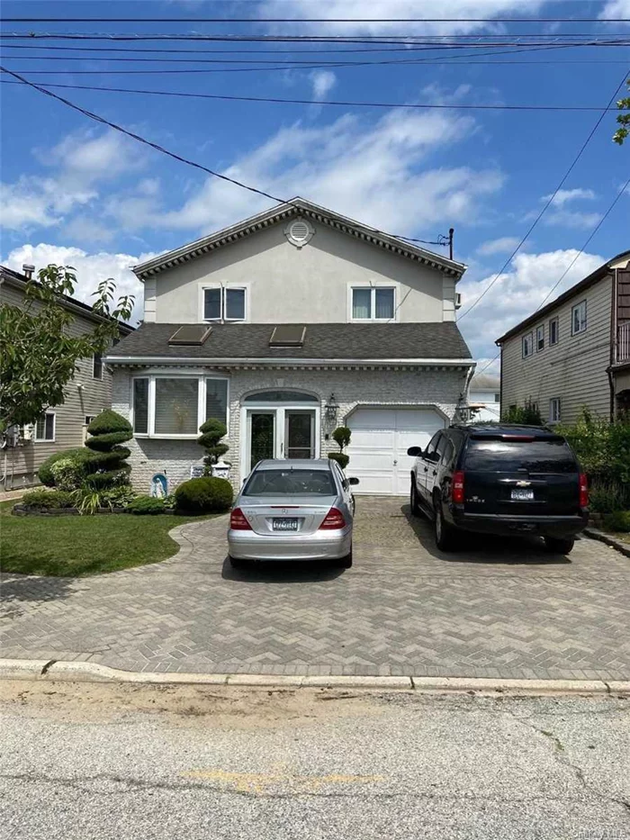 Large Colonial Stainless Steal Appliances Sub Zero Ref Anderson windows . Jacuzzi in Master Bedroom .