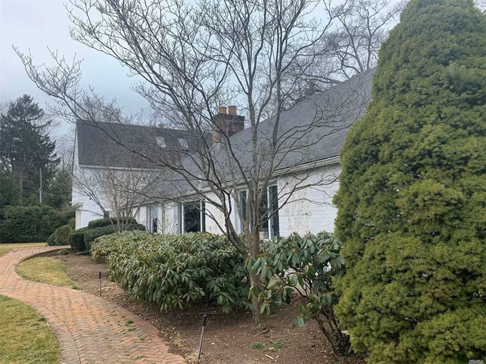 Colonial Style Home w/ Park like Acre in Syosset. This Home Features 5 Bedrooms, 5.5 Baths, Eat in Kitchen, Den, Sun Room, Office & 2 Car Garage. Centrally Located To All. Don&rsquo;t Miss This Opportunity!