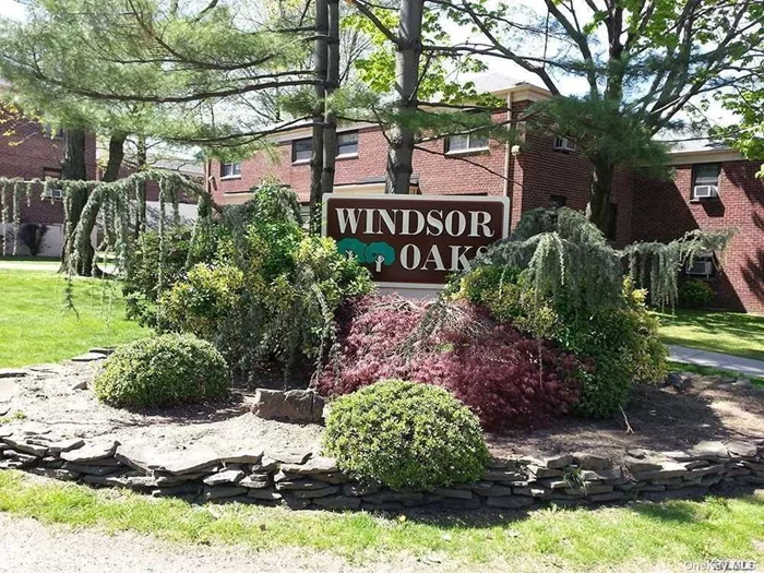 Cozy 2 bedroom In Windsor Oaks Development. This Unit Features Living Room W/ Dining Area, Eat-in Kitchen, Bedroom, Bedroom, Full Bath. Private Entrance, 24 Hour Security, School District 26, Close to Elementary Schools, Shopping and Public Transportation.