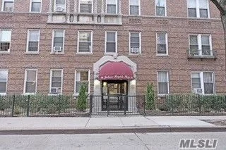 Spacious 1Bd apt, Eik, LR/DR combo, 1Fb, closet space and natural light.