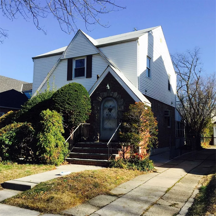 Fresh Meadows 4 Bedroom 2.5 Bath Sun Drenched Home For Rent. Fully Renovated Kitchen, Florida Room, Finished Basement, 1 Car Garage , Driveway & Back Yard. Located Close To St Johns University, Shopping, Banks, Library And Transportation. School District 26!!!