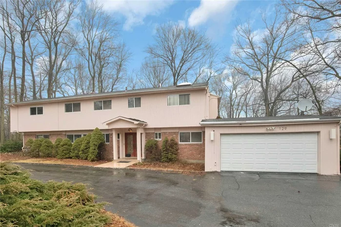 Kings Point Colonial Splanch offers an Open floorplan- Generous sized principal rooms. Whole house has been painted. Convenient Locale to All. Parklike 1 Acre Property. Available Immediately.